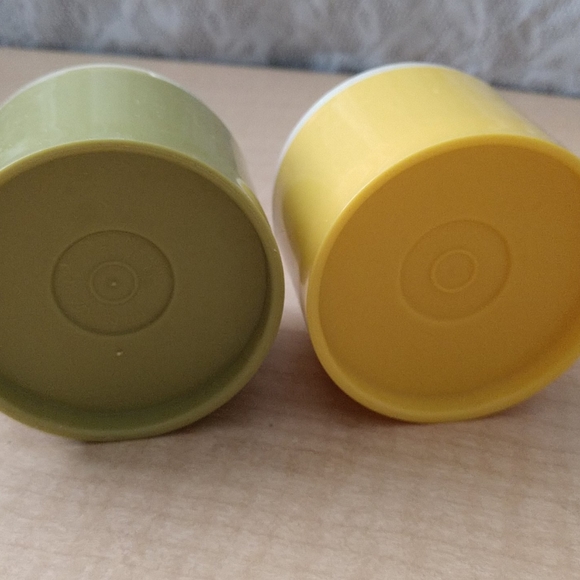 Vtg Tupperware Stackable Salt & Pepper Shakers - Picture 3 of 7